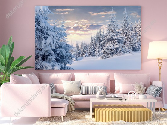 Wizualizacja obrazu przedstawia słoneczny poranek w zimowym górskim lesie pokrytym śniegiem. Obraz do salonu, sypialni, pokoju dziennego, biura, gabinetu, przedpokoju.