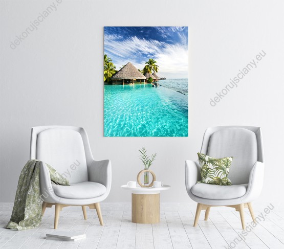 Wizualizacja obrazu z pięknym widokiem na basen i ocean tropikalny oraz palmy i egzotyczne domki. Obraz przeznaczony do sypialni, salonu, biura, gabinetu, przedpokoju.