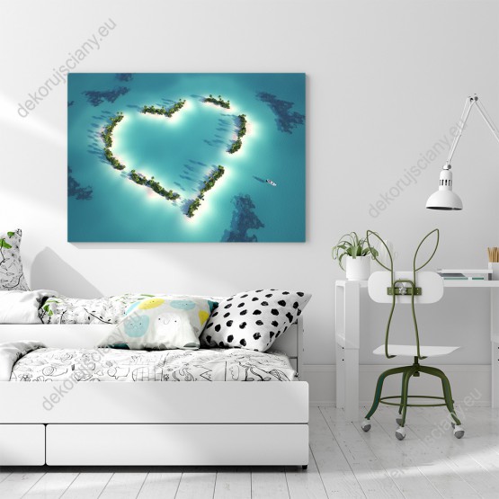 Wizualizacja obrazu w widokiem tropikalnej wyspy w kształcie serca na tle turkusowego morza. Obraz przeznaczony do sypialni, pokoju młodzieżowego, gabinetu, salonu, przedpokoju.