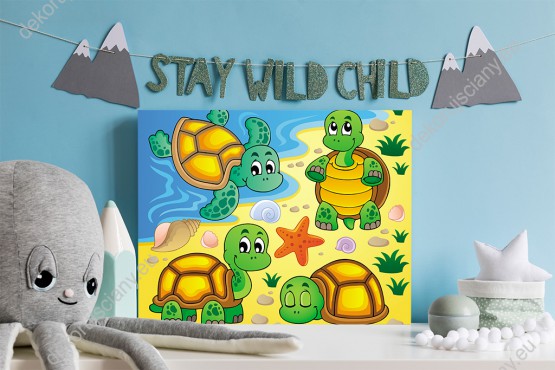 Wizualizacja obrazu do pokoju dziecięcego z wesołymi żółwiami na plaży, kolorowych muszelek i morskich fal.