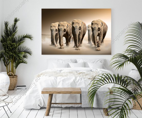 Wizualizacja obrazu przedstawia stado wędrujących słoni idących przez pustynię. Obraz w barwach brązu i szarości, do pokoju dziennego, młodzieżowego, dziecięcego, sypialni, salonu, przedpokoju, biura.