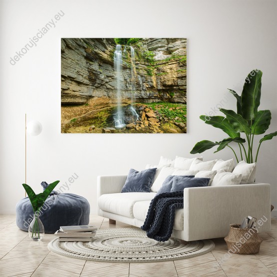 Wizualizacja obrazu z widokiem na wodospad Herisson Doucier we Francji. Obraz do salonu, sypialni, pokoju dziennego, gabinetu, biura, przedpokoju.