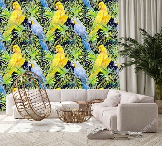 Wizualizacja tapety do pokoju dziennego, młodzieżowego, sypialni, salonu, przedpokoju, biura z motywem tropikalnej dżungli. Tapeta przedstawia żółte i niebieskie papugi i liście palm, na czarnym tle.