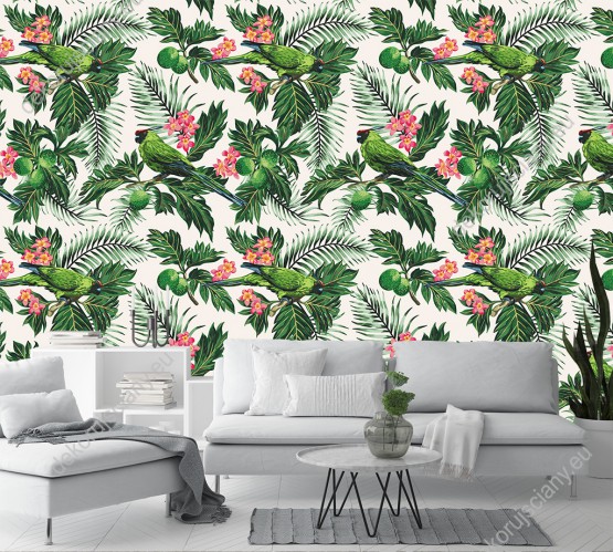 Wizualizacja tapety do pokoju dziennego, sypialni, salonu, przedpokoju, biura z motywem dżungli. Tapeta przedstawia papugi wśród zielonych liści egzotycznych roślin i kwiatów, na kremowym tle.