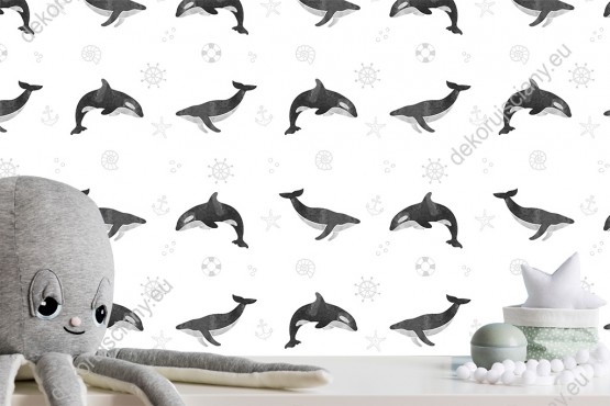 Wizualizacja tapety na ścianę do pokoju dziecięcego i młodzieżowego w czaro-białe orki płynące na białym tle. Tapetę zdobią również delikatne muszelki i koła sterowe.