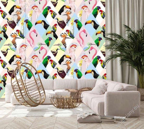 Wizualizacja tapety do pokoju dziennego, dziecięcego, młodzieżowego, sypialni, salonu, przedpokoju w kolorowe, tropikalne ptaki: papugi, tukany i flamingi. Tłem tapety są kolorowe romby.