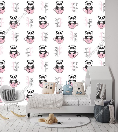 Wizualizacja tapety na ścianę do pokoju dziecięcego w misie panda siedzące w różowych kubeczkach i pędy bambusów, na białym tle.