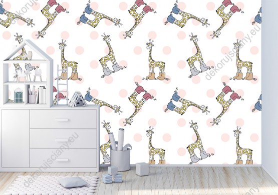 Wizualizacja tapety na ścianę do pokoju dziecięcego. Tapeta przedstawia żółte żyrafy w kaloszach i różowe kropki, na białym tle.
