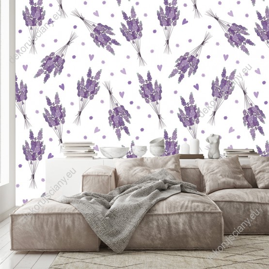 Wizualizacja tapety do pokoju dziennego, sypialni, salonu, przedpokoju, biura. Wzór tapety prezentuje bukiety fioletowych kwiatów lawendy i serduszka, na białym tle.