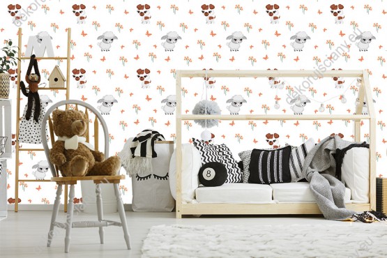 Wizualizacja tapety na ścianę do pokoju dziecięcego w delikatne, pomarańczowe kwiatki oraz słodkie owieczki i pieski, na białym tle.