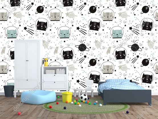 Wizualizacja tapety na ścianę do pokoju dziecięcego w kosmiczne koty. Na tapecie znajdują się także komety, gwiazdy i planety, w kolorach czarny, szary i zielony.