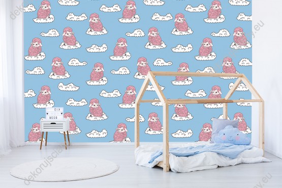 Wizualizacja tapety na ścianę do pokoju dziecięcego w różowe owieczki, siedzące na płynących po niebie chmurkach, na błękitnym tle.