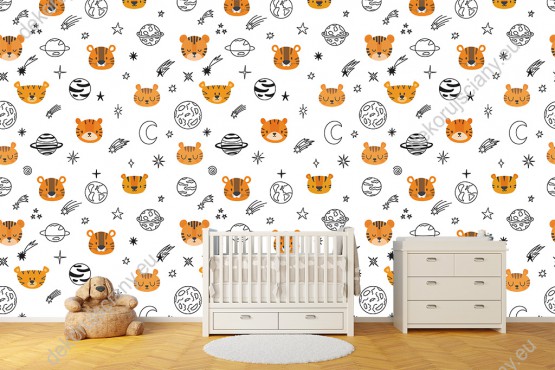 Wizualizacja tapety na ścianę do pokoju dziecięcego o tematyce kosmosu. Tapeta przedstawia pomarańczowe tygrysy i koty, planety, gwiazdy i komety, na białym tle.