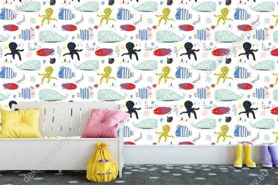 Wizualizacja tapety na ścianę do pokoju dziecięcego, przedstawiająca świat podwodny. Niebieskie, czerwone, kremowe ryby, żółte i czarne ośmiornice oraz zielone wieloryby i elementy świata podwodnego, na białym tle.