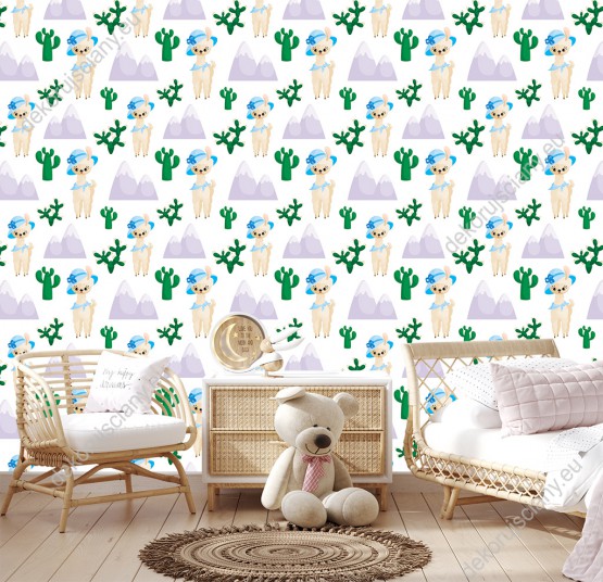Wizualizacja tapety na ścianę do pokoju dziecięcego. Tapeta przedstawia lamy w niebieskich kapeluszach, fioletowe góry i zielone kaktusy, na białym tle.