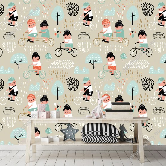 Wizualizacja tapety na ścianę do pokoju dziecięcego. Wzór tapety to jadący rowerzyści w porze deszczowej, na delikatnym, beżowym tle.