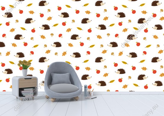 Wizualizacja tapety na ścianę do pokoju dziecięcego z motywami jesieni. Brązowe jeże, czerwone jabłka, grzyby i pomarańczowe liście, na białym tle.