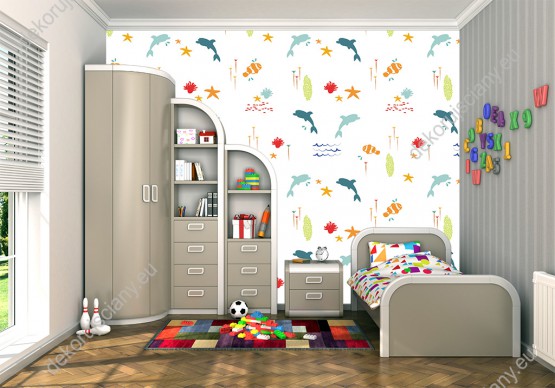 Wizualizacja tapety na ścianę do pokoju dziecięcego. Pomarańczowo-białe rybki błazenki i niebieskie delfiny i elementy świata podwodnego, na białym tle.