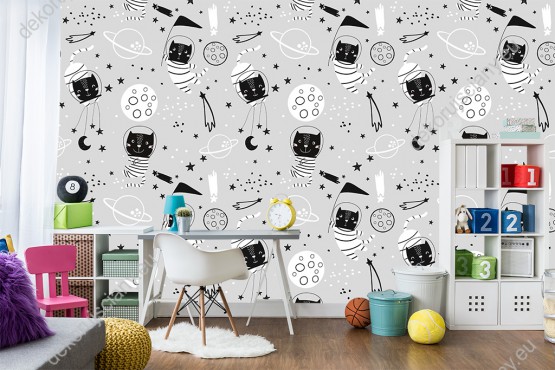 Wizualizacja tapety na ścianę do pokoju dziecięcego o tematyce kosmosu. Na tapecie prezentuje się kot astronauta, księżyc, gwiazdy i planety w kolorze czarno-białym, na szarym tle.