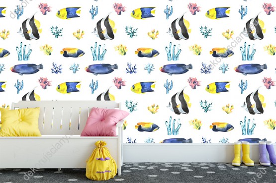 Wizualizacja tapety na ścianę do pokoju dziecięcego przedstawiające świat podwodny. Kolorowe (żółte niebieskie, czarno-białe) ryby i rafa koralowa, na białym tle. 