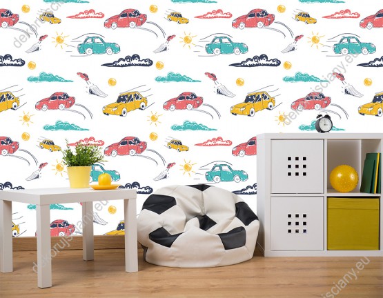 Wizualizacja tapety na ścianę do pokoju dziecięcego w żółte, czerwone i niebieskie samochody i chmury, na białym tle.