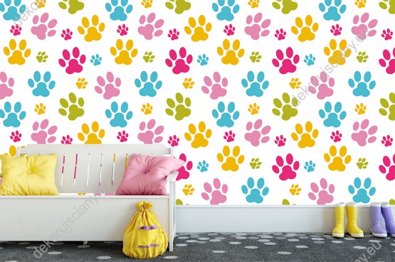 Wizualizacja tapety na ścianę do pokoju dziecięcego. Tapeta kolorowe (różowe, niebieskie, żółte i zielone), psie łapki, na białym tle.