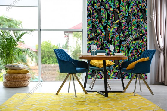 Wizualizacja tapety do pokoju dziennego, młodzieżowego, sypialni, salonu, przedpokoju, biura z motywem tropikalnym. Tapeta przedstawia kolorowe liście bananowca, na czarnym tle.