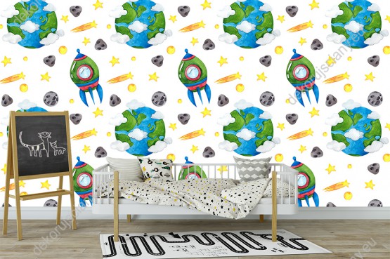 Wizualizacja tapety na ścianę do pokoju dziecięcego i młodzieżowego o tematyce kosmosu. Tapeta w kolorach zielono-niebieskich, na białym tle, w rakiety, planetę Ziemię, asteroidy, gwiazdy i komety.