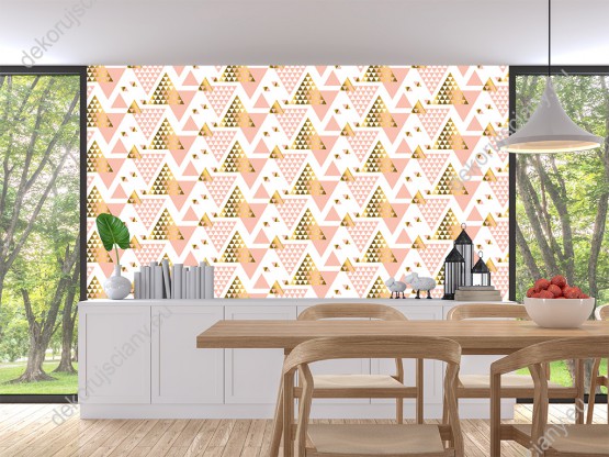 Wizualizacja tapety na ścianę do pokoju dziennego, sypialni, salonu, przedpokoju, kuchni, łazienki. Tapera w różowe i złote trójkąty, na białym tle.