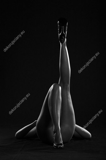 Wzornik, leżąca kobieta pokazująca smukłe nogi. 