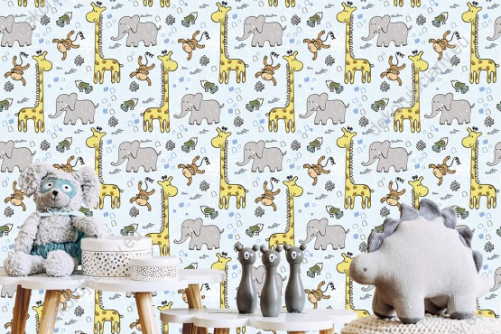 Wizualizacja tapety, pogodne małpki, żyrafy i słonie na jasnoniebieskim tle.