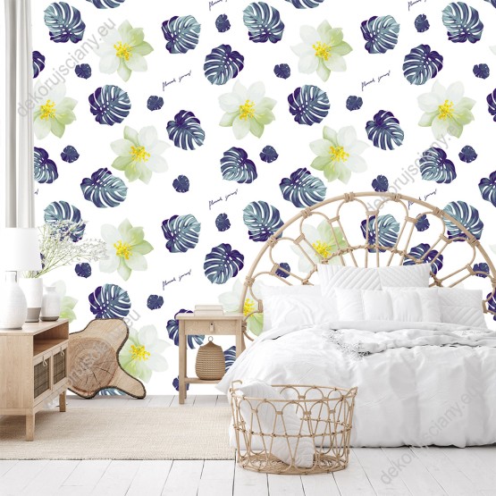 Wizualizacja tapety do pokoju dziennego, sypialni, salonu, przedpokoju, biura z motywem tropikalnym. Tapeta przedstawia niebieskie liście egzotycznych roślin i kwiaty jaśminu, na białym tle.