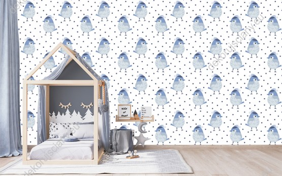 Wizualizacja tapety na ścianę do pokoju dziecięcego w niebieskie ptaki i kropki, na białym tle.