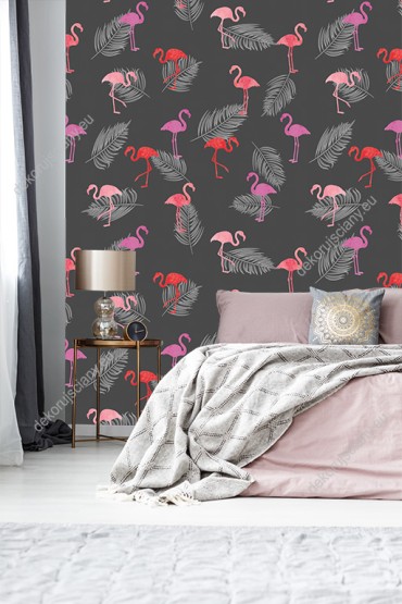 Wizualizacja tapety do pokoju dziennego, młodzieżowego, sypialni, salonu, przedpokoju, biura. Tapeta przedstawia różowe flamingi i delikatne liście, na szarym tle.