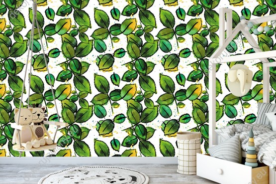 Wizualizacja tapety do pokoju dziennego, sypialni, salonu, przedpokoju, biura z motywem tropikalnym. Tapeta przedstawia malowane, zielone liście egzotycznych roślin, na białym tle.