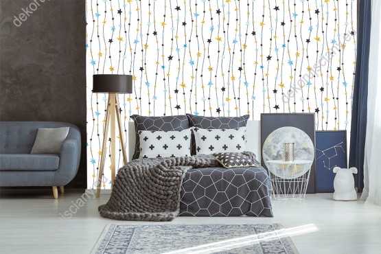 Wizualizacja tapety do pokoju dziecięcego, młodzieżowego, sypialni, biura w niebieskie, żółte i czarne gwiazdki wiszące na sznurkach, na białym tle. 