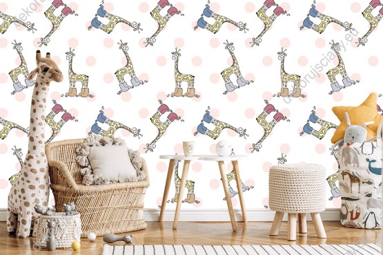 Wizualizacja tapety na ścianę do pokoju dziecięcego. Tapeta przedstawia żółte żyrafy w kaloszach i różowe kropki, na białym tle.