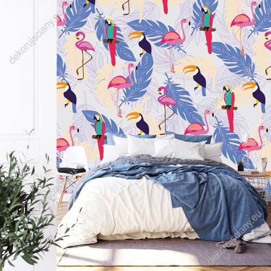 Wizualizacja tapety  do pokoju dziecięcego, młodzieżowego, sypialni, z motywem tropikalnych ptaków i roślin. Wzór tapety w tukany, papugi i różowe flaming, oraz fioletowe i żółte pióra.