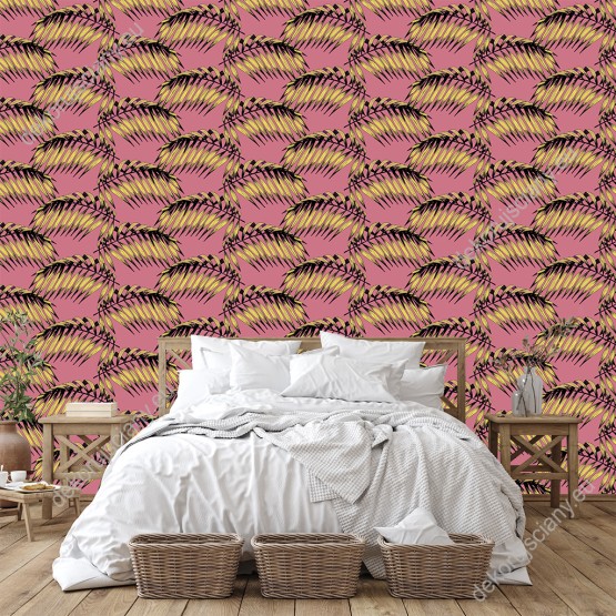 Wizualizacja tapety do pokoju dziennego, sypialni, salonu, przedpokoju, biura. Wzór tapety przedstawia gałęzie i liście tropikalnych roślin, na różowym tle.