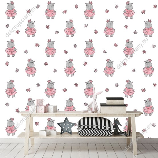 Wizualizacja tapety na ścianę do pokoju dziecięcego w słodkie hipopotamy w różowych sukienkach i kwiaty, na białym tle.