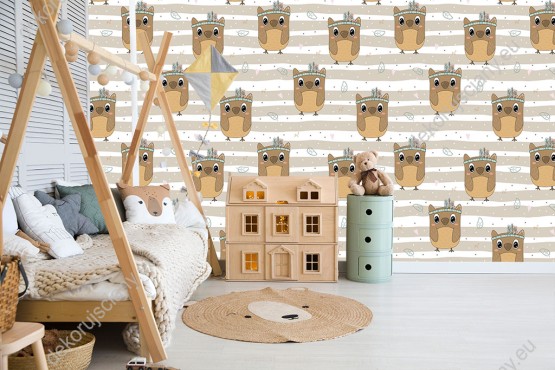 Wizualizacja tapety na ścianę do pokoju dziecięcego, w brązowe, indiańskie sowy, na tle brązowo-białych pasów.