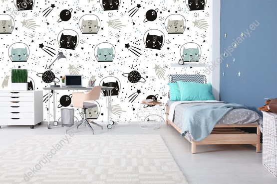 Wizualizacja tapety na ścianę do pokoju dziecięcego w kosmiczne koty. Na tapecie znajdują się także komety, gwiazdy i planety, w kolorach czarny, szary i zielony.
