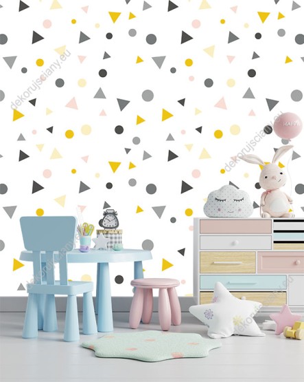 Wizualizacja tapety do pokoju dziecięcego, młodzieżowego, sypialni, biura, z motywem figur geometrycznych.  Wzór tapety przedstawia trójkąty i koła; w kolorze szarym, żółtym i różowym, na białym tle.