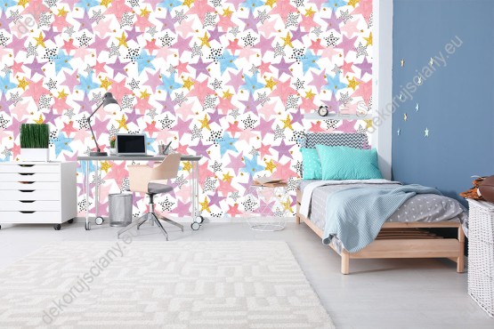 Wizualizacja tapety na ścianę do pokoju dziecięcego w pastelowe, gwiazdki na białym tle. Na tapecie dominują kolory różowy, niebieski, fioletowy i złoty.