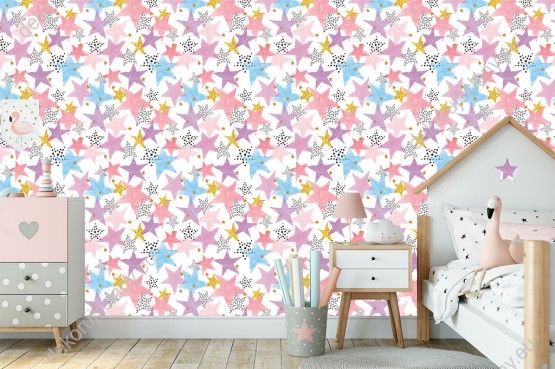 Wizualizacja tapety na ścianę do pokoju dziecięcego w pastelowe, gwiazdki na białym tle. Na tapecie dominują kolory różowy, niebieski, fioletowy i złoty.
