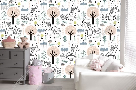 Wizualizacja tapety na ścianę do pokoju dziecięcego z jednorożcami, jeżami i roślinami, w kolorach pastelowych, na białym tle.