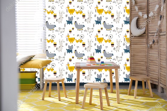 Wizualizacja tapety na ścianę do pokoju dziecięcego w szaro-żółte koty, kury, kaczki i króliki, na białym tle.