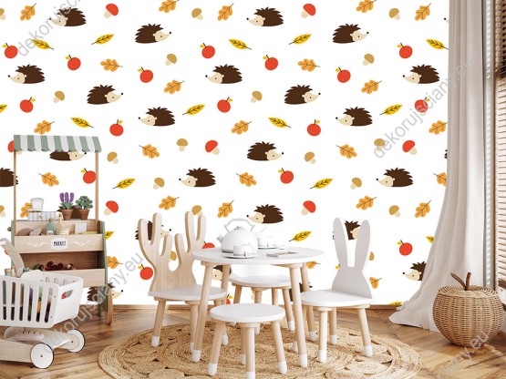 Wizualizacja tapety na ścianę do pokoju dziecięcego z motywami jesieni. Brązowe jeże, czerwone jabłka, grzyby i pomarańczowe liście, na białym tle.