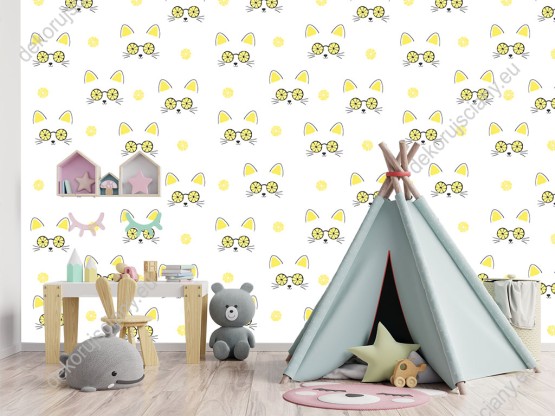Wizualizacja tapety na ścianę do pokoju dziecięcego. Tapeta w żółto-czarne koty, w okularach, w kształcie cytryn, na białym tle.