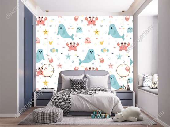 Wizualizacja tapety na ścianę do pokoju dziecięcego, przedstawiająca świat podwodny. Tapeta przedstawia niebieskie foki i ośmiornice, czerwone kraby i meduzy, kolorowe rozgwiazdy i ryby, na białym tle.